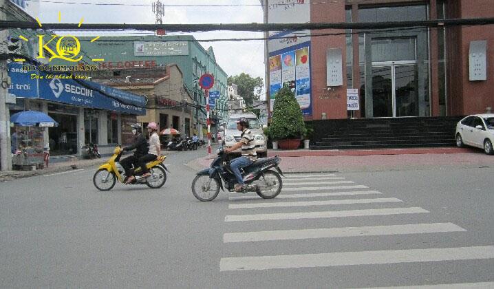 Hình chụp con đường phía trước toà nhà cho thuê góc Nguyễn Trãi và Nam Quốc Cang quận 1