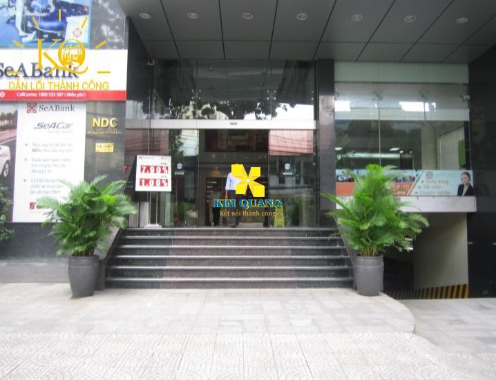 Hình chụp phía trước sân tòa nhà văn phòng cho thuê đường Nguyễn Đình Chiểu 
